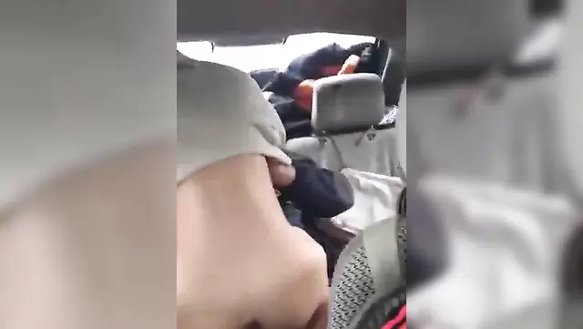 جنس نار في السيارة مع مراهقة قرغيزية صغيرة.